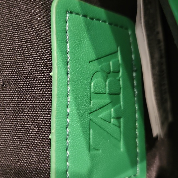 NWT Zara Medium Bag 9.5 x Sz 6.5 inches with gold Chain handle - Picture 4 of 5